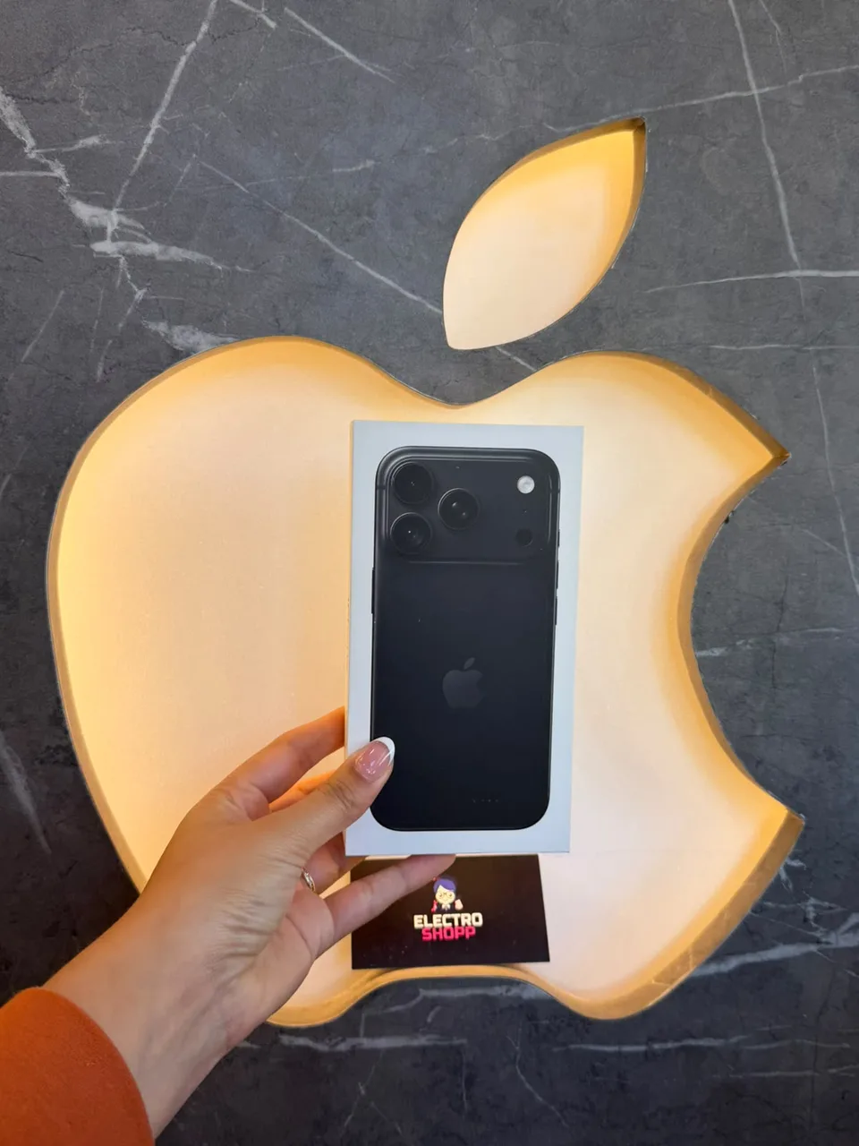 Caja del iPhone 18 Pro negro en el local de Electroshopp